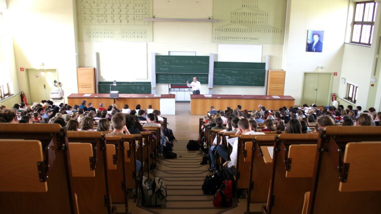 Studenten und Studentinnen sitzen in einem Hörsaal