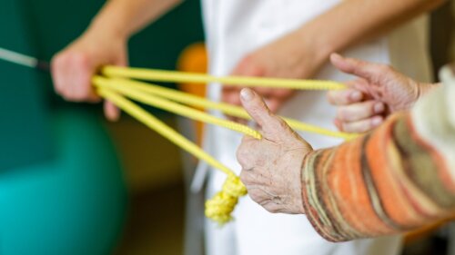 Ältere Person bei der Physiotherapie